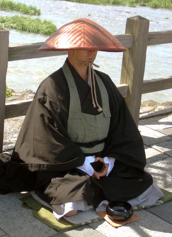 Japanese_buddhist_monk_by_Arashiyama_cut.jpg