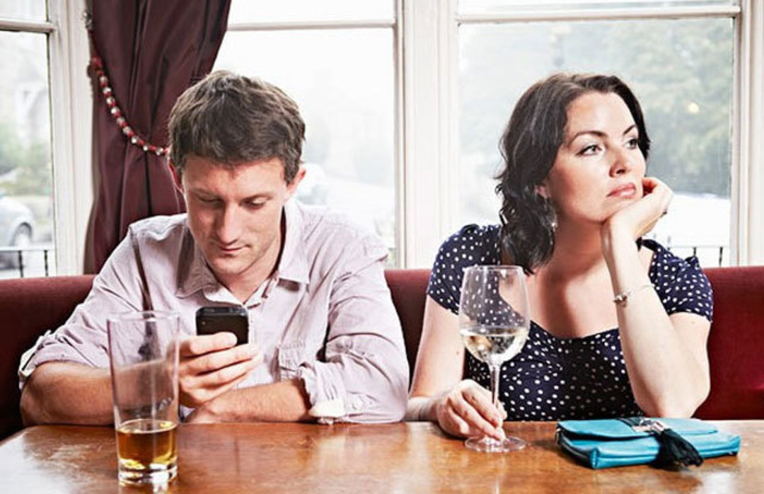 No-Cell-Phones-at-the-dinner-table-cover_uydltv