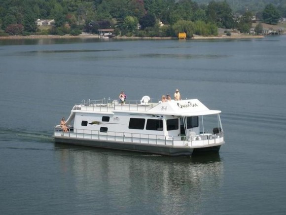 53-Foot-Deluxe-Keycraft-Cruiser-Houseboat-Media-1-800x600